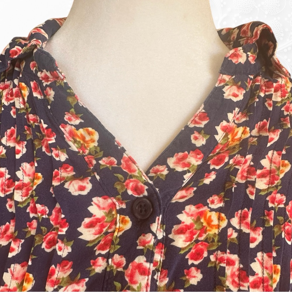 Woman Within Floral Blouse - Picture 5 of 7